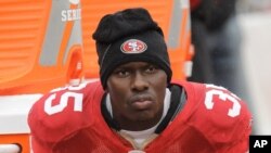 ARCHIVO - En esta foto del 17 de octubre del 2010, el cornerback de los 49ers de San Francisco Phillip Adams está sentado en la banda durante un partido de la NFL . Una fuente familiar con la investigación dice que el hombre que mató a tiros a cinco…