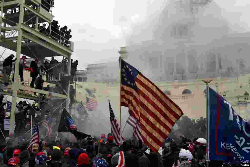 Partidarios del presidente Donald Trump protestan frente al edificio del Capitolio de Estados Unidos.