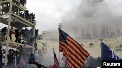 Una humareda recorre los alrededores del Congreso de Estados Unidos durante los disturbios registrados en el Capitolio el 6 de enero de 2021.