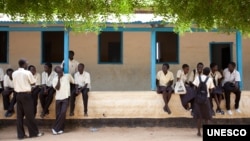 Des élèves assis devant leurs salles de classe lors d’une recréation à l’école secondaire Supiri à Juba, Soudan du Sud. 