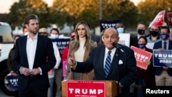 Ish-kryebashkiaku i Nju Jorkut, Rudy Giuliani, avokati personal i Presidentit Donald Trump, flet në një konferencë për shtyp në Pensilvani, pranë djalit të presidentit, Eric Trump, dhe bashkëshortes Lara Trump (4 nëntor 2020)