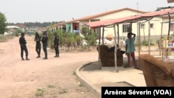 La police somme les sinistrés du 4 mars 2012 de quitter les logements de Kintele, le 18 août 2020. (Arsène SEVERIN/VOA)