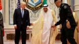 Fotografi nga arkivi e Presidentit amerikan Donald Trump me Mbretin Salman të Arabisë Saudite më 21 maj, 2017/AP