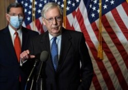 El líder de la mayoría del Senado de EE. UU., Mitch McConnell, republicano por Kentucky, habla con periodistas en el Capitolio, en Washington, el domingo 20 de diciembre de 2020.