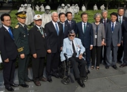 지난 2017년 6월 미국 워싱턴을 방문한 문재인 한국 대통령이 한국전 참전용사 기념관에서 미군 참전용사들과 기념촬영을 했다.
