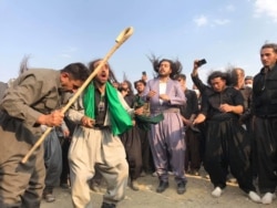 Iranian Kurdish Sufi Muslims participate in a ritual at the Bashmakh border crossing between Iran and Iraq on July 9, 2020, as hundreds of them dash into Iraqi territory to attend the funeral of their spiritual leader. (VOA Kurdish)