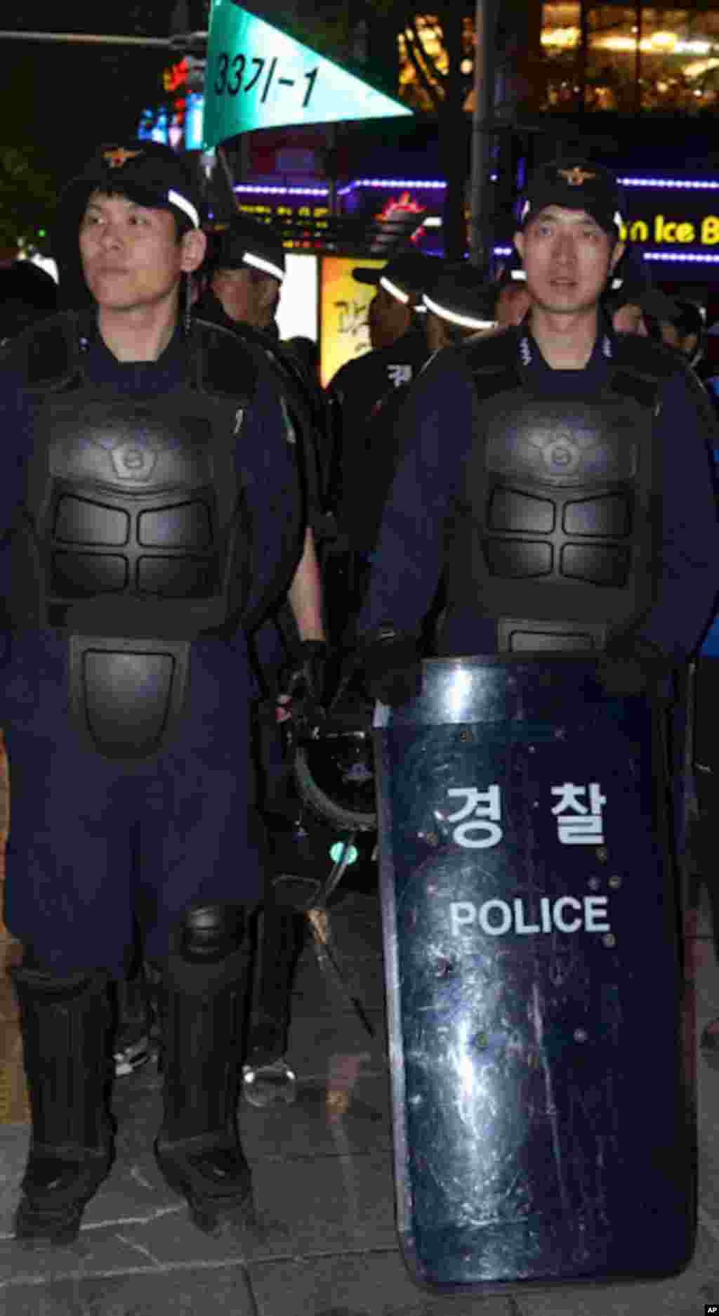 Riot police on standby near the site of the rally in Cheonggye Plaza. (S. Herman/VOA)
