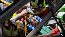 Un homme est secouru dans les ruines d'un building après un séisme à Accumoli, Italie, le 24 août 2016. 