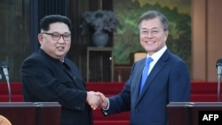 La poignée de main historique entre Kim Jong Un et Moon Jae-in, sur la Ligne de démarcation militaire divisant la péninsule coréenne, le 27 avril 2018. 