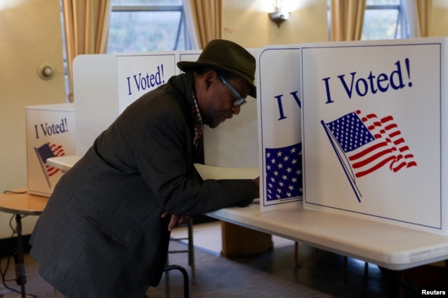 Elector ejerciendo su voto en un centro de votaciones en Pittsburgh, Pensilvania.