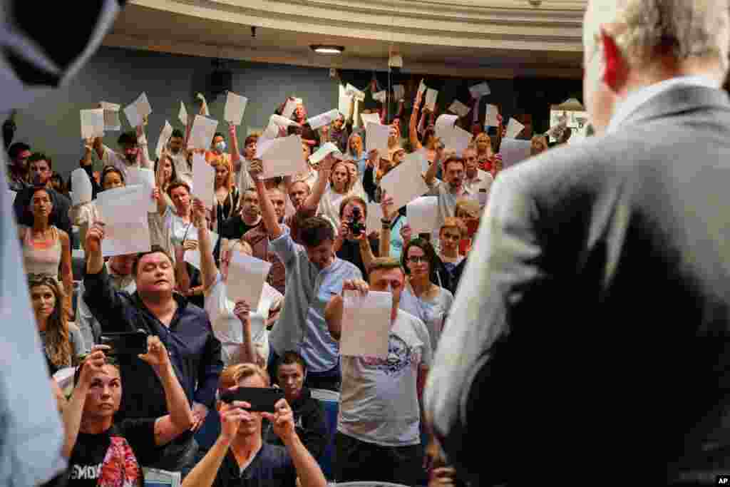 Theater staff show their resignation letters to Yuri Bondar, Belarusian Minister of Culture, in the Janka Kupala National Theater in Minsk after the theater&#39;s director, Pavel Latushko, was fired.