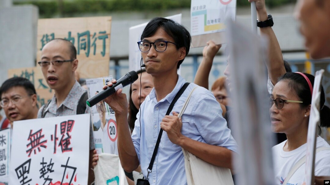 Aktivis reformasi lahan Eddie Chu (tengah) berbicara kepada para pendukungnya dalam pemilu legislatif di Hong Kong (10/9). (AP/Kin Cheung)