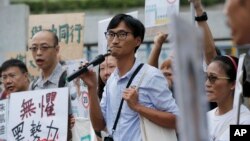 Aktivis reformasi lahan Eddie Chu (tengah) berbicara kepada para pendukungnya dalam pemilu legislatif di Hong Kong (10/9). (AP/Kin Cheung)