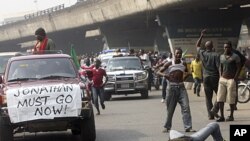 Angry youths protest on the streets following the removal of a fuel subsidy by the government, in Lagos, Nigeria, January 12, 2012.