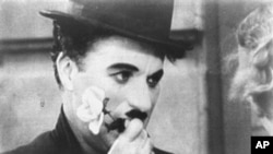 Charlie Chaplin s ružom, u posljednjoj sceni filma iz 1931. godine "City Lights," Svjetla velegrada (AP Photo)