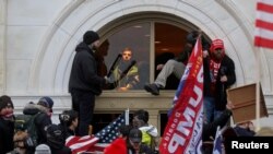 ARCHIVO: Una multitud de simpatizantes del entonces presidente estadounidense Donald Trump trepó por una ventana que rompieron cuando asaltaron el edificio del Capitolio en Washington, el 6 de enero de 2021. REUTERS