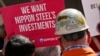 Para pekerja US Steel, berdemo untuk menunjukkan dukungan terhadap rencana Nippon Steel untuk mengakuisisi perusahaan baja Amerika itu, di Pittsburgh, 4 September 2024. (Gene J. Puskar/AP) 