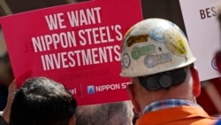 Para pekerja US Steel, berdemo untuk menunjukkan dukungan terhadap rencana Nippon Steel untuk mengakuisisi perusahaan baja Amerika itu, di Pittsburgh, 4 September 2024. (Gene J. Puskar/AP) 