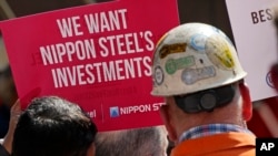 Para pekerja US Steel, berdemo untuk menunjukkan dukungan terhadap rencana Nippon Steel untuk mengakuisisi perusahaan baja Amerika itu, di Pittsburgh, 4 September 2024. (Gene J. Puskar/AP) 