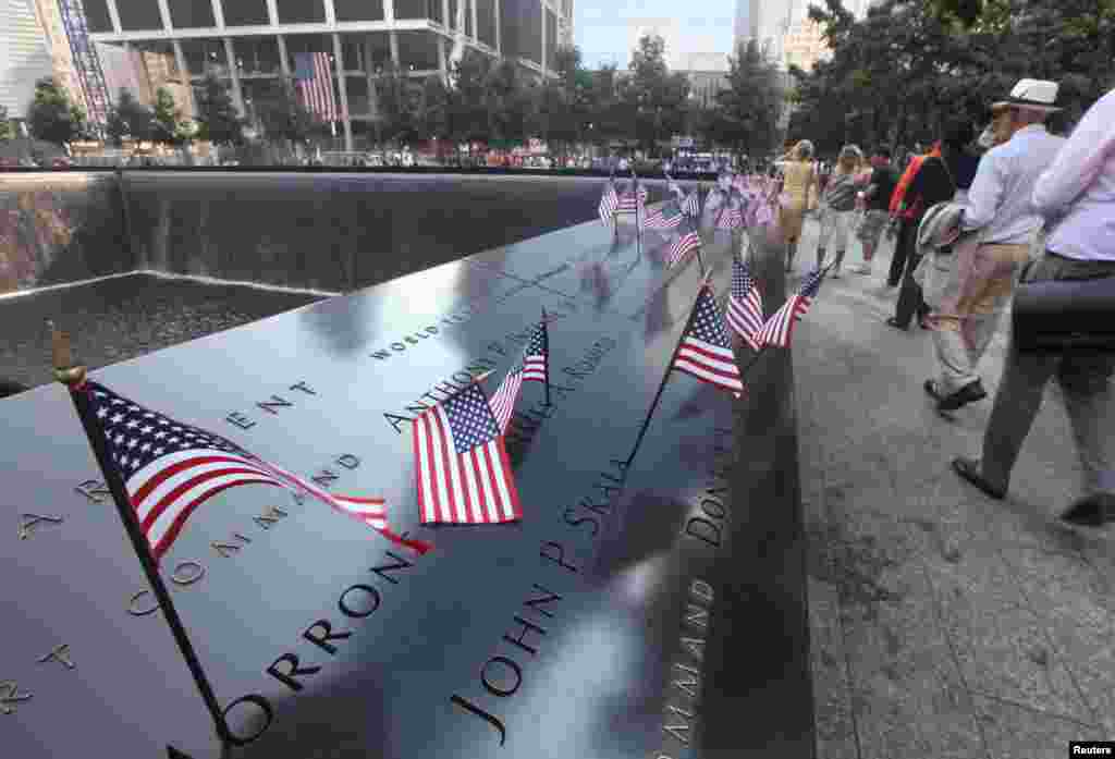 Bendera-bendera AS dipasang di di Memorial 9/11 dalam upacara yang menandai 12 tahun serangan 11 September di World Trade Center, New York, 2013. (Reuters/Chris Pedota)