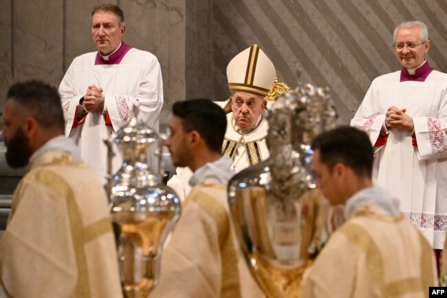 El papa Francisco preside la misa crismal del Jueves Santo en la Basílica de San Pedro, en el Vaticano, el 28 de marzo de 2024. (Foto de Alberto PIZZOLI / AFP)