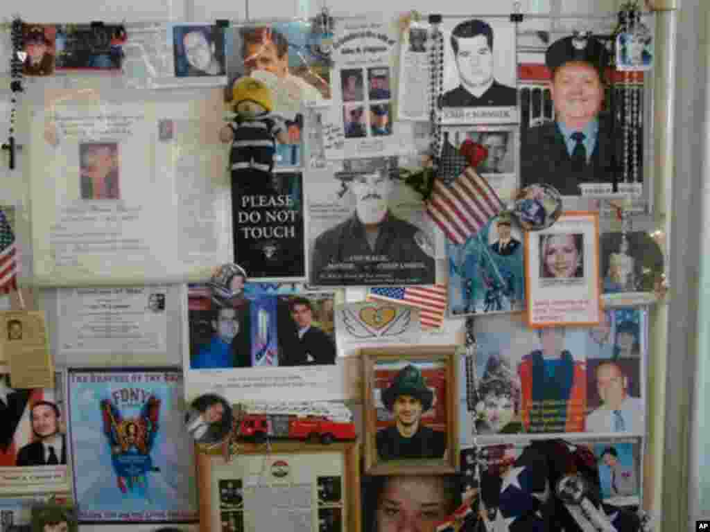 死难者的相片和亲友的哀悼文