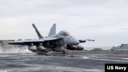 미한일 3자 연합훈련인 프리덤 에지 훈련 중 F/A-18F 슈퍼호넷이 니미츠급 항공모함 USS 시어도어 루즈벨트(CVN 71)의 비행 갑판에서 발사되고 있다. (자료화면)