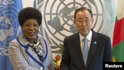 Cathérine Samba Panza, à gauche, présidente de la Centrafrique et Ban Ki-moon, à droite, secrétaire général des Nations unies lors de la 70e session de l'Assemblée shakes hands with the head of state of the transitional government of the Central African Republic Catherine Samba-Panza ahead of the United Nations General Assembly at the U.N. headquarters in New York, Sept. 24, 20