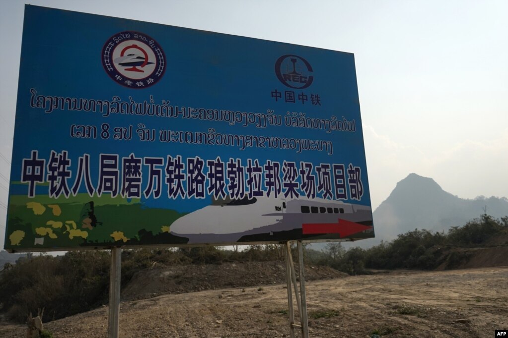 2020 年 2 月 8 日，老挝琅勃拉邦有关“一带一路”项目的标牌。磨万铁路是连接中国和老挝的第一条铁路线，这是北京跨越湄公河的“一带一路”项目的关键部分。(photo:VOA)
