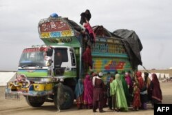 Pengungsi Afghanistan naik truk untuk melintasi perbatasan Pakistan-Afghanistan di Chaman pada 7 November 2023, menyusul keputusan pemerintah Pakistan untuk mengusir imigran ilegal di negara tersebut. (Foto: AFP)