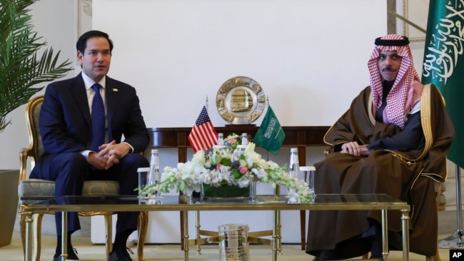 Ngoại trưởng Hoa Kỳ Marco Rubio gặp Bộ trưởng Ngoại giao Saudi Arabia, Hoàng tử Faisal bin Farhan Al Saud tại Riyadh, Saudi Arabia, ngày 17 tháng 2 năm 2025.