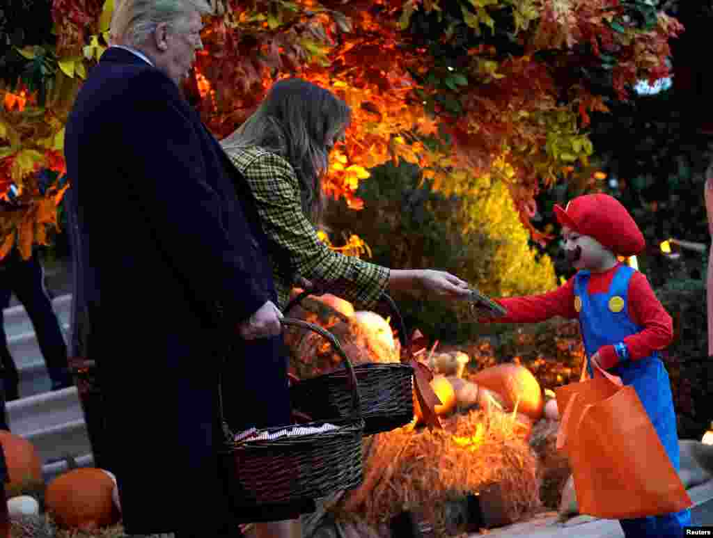 El presidente Donald Trump y la primera dama, Melania, celebraron la llegada de Halloween con un evento en el jardín sur de la Casa Blanca, el domingo 28 de octubre.