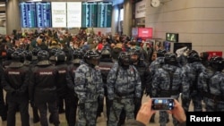 Agentes del orden custodian el aeropuerto de Moscú, previo a la llegada prevista del líder de la oposición rusa Alexei Navalny en un vuelo desde la capital alemana, Berlín, al Aeropuerto Internacional de Vnukovo en Moscú, Rusia, 17 de enero de 2021.