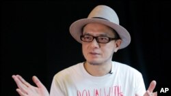 En esta foto del sábado 1 de junio de 2019, el cantante de Hong Kong Anthony Wong habla durante una entrevista en Hong Kong.