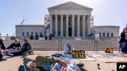 지난 4월 22일, 노숙자 권리를 옹호하는 인권 운동가들이 워싱턴 D.C.에 있는 연방 대법원 앞에서 시위를 벌이고 있다. (자료 사진)