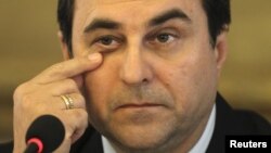 El presidente Federico Franco interrumpió una homilía para desmentir a un obispo que le criticaba por la importación de semillas transgénicas de algodón.