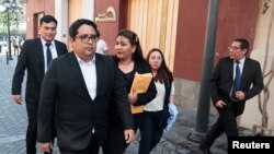 Waendesha mashtaka wakiondoka katika Ikulu ya rais kama sehemu ya uchunguzi dhidi ya Rais Boluarte, mjini Lima