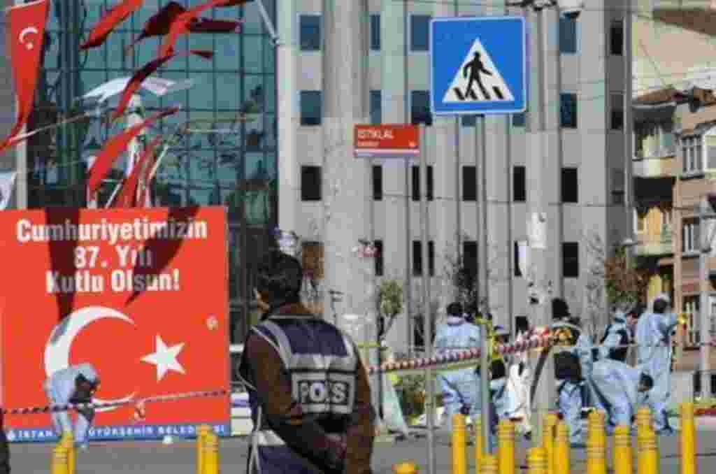 Police forensic experts work at the scene after an explosion in Istanbul's central Taksim Square, 31 Oct 2010