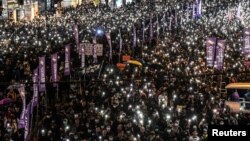 Para pemrotes menghadiri pawai Hari Hak Asasi Manusia di distrik Causeway Bay di Hong Kong, 8 Desember 2019. (Foto: Reuters/Laurel Chor)