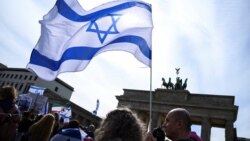 Ljudi mašu izraelskim zastavama na skupu u znak solidarnosti sa Izraelom u Berlinu, poslije napada Irana na Izrael dronovima i raketama, 14. aprila 2024. (Foto: Reuters/Annegret Hilse)