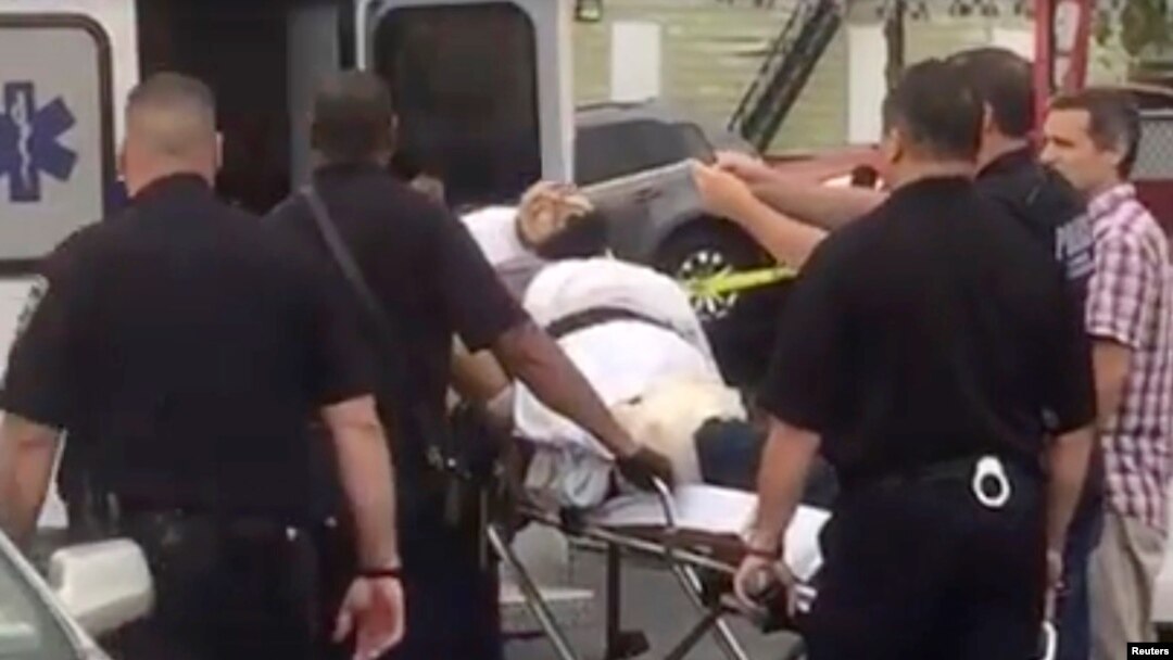 Yaralangan Rahami politsiya qurshovida tez tibbiy yordam mashinasiga chiqarilmoqda, 19-sentabr, 2016-yil.