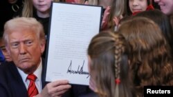 El presidente de Estados Unidos, Donald Trump, sostiene una orden ejecutiva firmada que prohíbe a las niñas y mujeres transgénero participar en deportes femeninos, en la Sala Este de la Casa Blanca en Washington, Estados Unidos, el 5 de febrero de 2025.