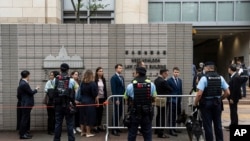 驻香港多国领事馆官员2024年5月30日到法庭外等待法官对“47人初选案”16人宣判。 （美联社）