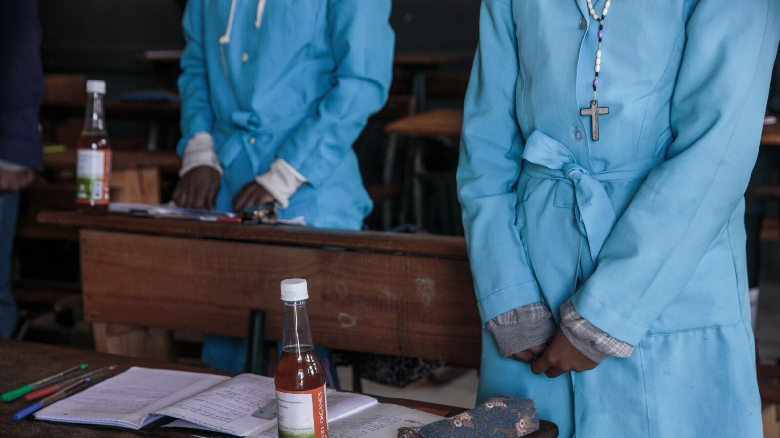 MADAGASCAR – Students with Covid-Organics in their desks. Source: AFP