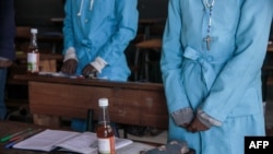 MADAGASCAR – Students with Covid-Organics in their desks. Source: AFP