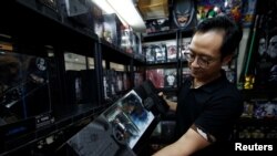 Jakarta, Indonesia - Andy Kurniawan, propietario de una tienda de figuras de acción coleccionables.