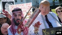 Para demonstran melakukan aksi di depan Gedung Putih menuntut keadilan atas pembunuhan jurnalis Jamal Khashoggi, dan mengenakan topeng Mohammed bin Salman dan Presiden Donald Trump (foto: dok). 