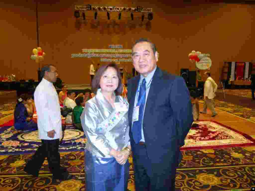 ທ່ານດຣ. ທວນ ທຣັນ ພ້ອມ​ພັນ​ລະ​ຍາ