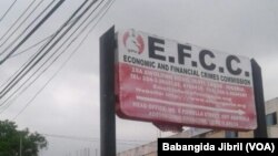 Une pancarte devant le siège de la Commission nigériane des crimes économiques et financiers (EFCC) à Abuja, Nigeria, 24 mai 2017.