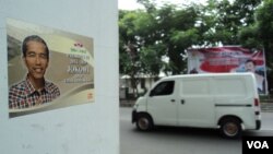 Stiker dukungan terhadap Jokowi sebagai Capres di salah satu sudut kota Solo, 15 Maret 2014 (VOA/ Yudha Satriawan)